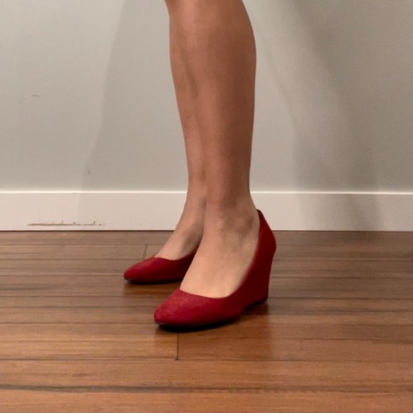 😵 2 FOR $40 // Red suede almond toe wedges s-8- - Picture 7 of 13
